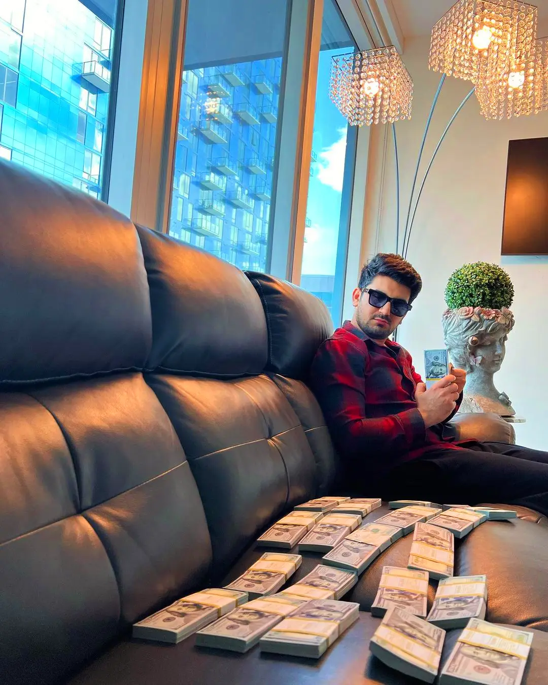 shahid anwar monthly income
